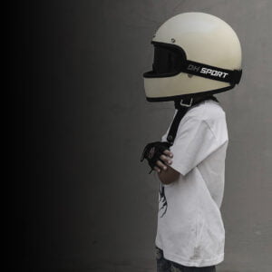 Jeune pilote automobile portant un casque