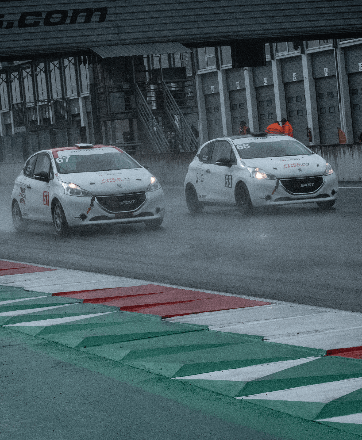 Deux locations 208 racing cup en course sur le circuit de magny-cours, se dépassant sur la piste